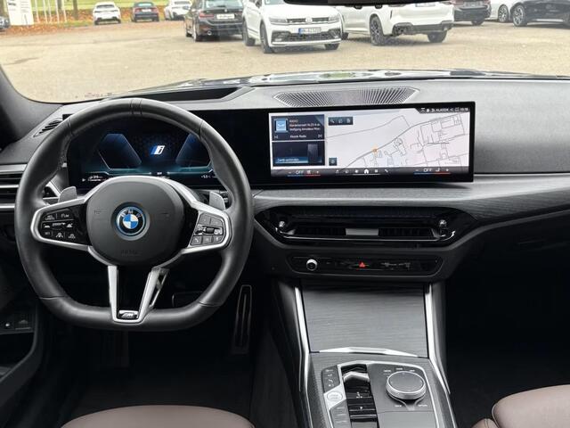 BMW 3-SERIE Touring 330e M-SPORT ** ADAPT, LED, LEDER, HuD, MEM, ACC, TREKH, H&K SOUND, 19-inch LMV ** 1e EIG - BMW GAR. t/m 11-2029 ** ** INFORMEER OOK NAAR ONZE AANTREKKELIJKE FINANCIAL-LEASE TARIEVEN **