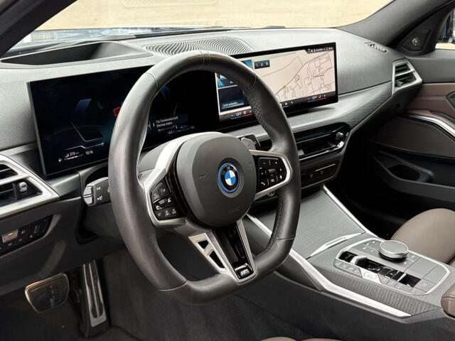 BMW 3-SERIE Touring 330e M-SPORT ** ADAPT, LED, LEDER, HuD, MEM, ACC, TREKH, H&K SOUND, 19-inch LMV ** 1e EIG - BMW GAR. t/m 11-2029 ** ** INFORMEER OOK NAAR ONZE AANTREKKELIJKE FINANCIAL-LEASE TARIEVEN **