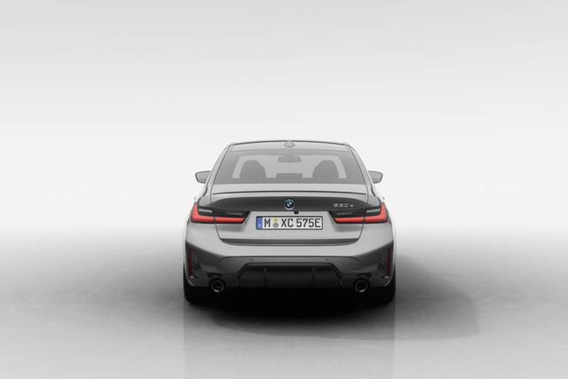 BMW 3-SERIE Sedan 330e | M Sport Pro | Comfort Pack | Active Cruise Control | Elektrisch bedienbaar glazen schuif-/kanteldak