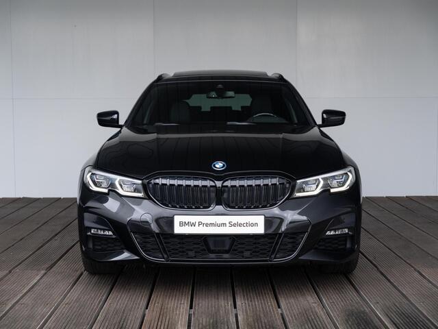BMW 3-SERIE Touring 330e xDrive | M Sport | Innovationspakket | Verwarmd Stuurwiel | Comfort Access | Achteruitrijcamera | Panoramadak | Stoelverwarming | Head-Up Display | Laserlight | Trekhaak