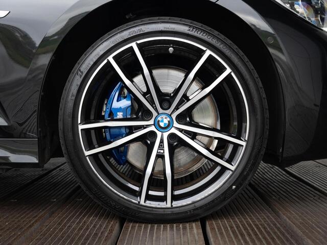 BMW 3-SERIE Touring 330e xDrive | M Sport | Innovationspakket | Verwarmd Stuurwiel | Comfort Access | Achteruitrijcamera | Panoramadak | Stoelverwarming | Head-Up Display | Laserlight | Trekhaak