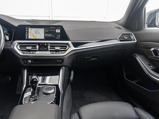 BMW 3-SERIE Touring 330e xDrive | M Sport | Innovationspakket | Verwarmd Stuurwiel | Comfort Access | Achteruitrijcamera | Panoramadak | Stoelverwarming | Head-Up Display | Laserlight | Trekhaak