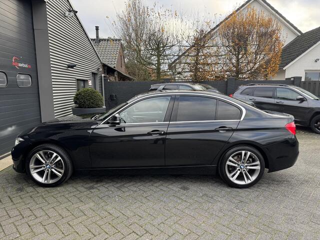 BMW 3-SERIE 320i Corporate Lease High Executive | Navigatie | Privacy Glass | Lichtmetalen Velgen | Climate Control | Xenon |