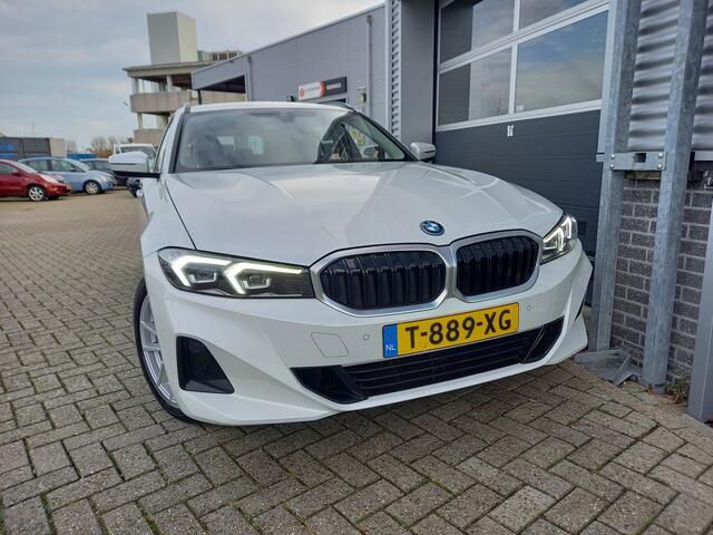 BMW 3-SERIE Touring 320e PHEV - WIDESCREEN - LEER - CAMERA - 1 EIGENAAR - NL AUTO - PLUG-IN -