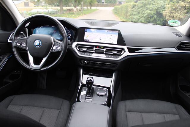 BMW 3-SERIE Touring 330e Business Edition PHEV PANO GR NAVI VIRTUAL 58000KM!!!