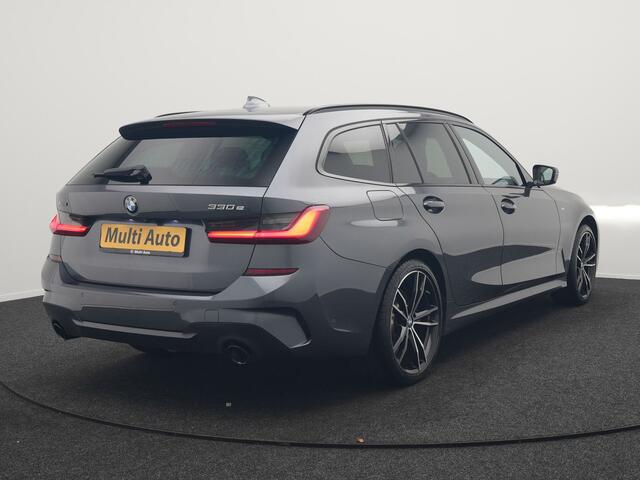 BMW 3-SERIE Touring 330e xDrive M Sport Plug In Hybrid 293pk Dealer O.H. PHEV | Trekhaak Af Fabriek | Panodak | Harman & Kardon | Adaptief Onderstel | Camera | Alcantara Sportstoelen Verwarmd | Sfeerverlichting | Apple Carplay | Stuur Verwarmd | Navigatie | DAB |