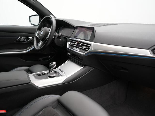 BMW 3-SERIE Touring 330e xDrive M Sport Plug In Hybrid 293pk Dealer O.H. PHEV | Trekhaak Af Fabriek | Panodak | Harman & Kardon | Adaptief Onderstel | Camera | Alcantara Sportstoelen Verwarmd | Sfeerverlichting | Apple Carplay | Stuur Verwarmd | Navigatie | DAB |