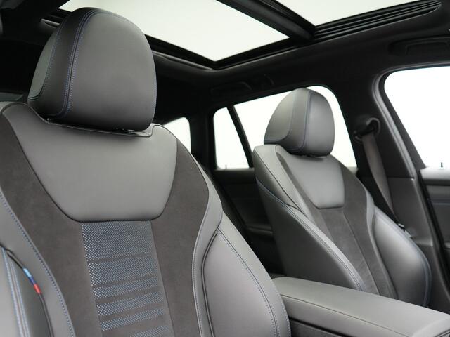 BMW 3-SERIE Touring 330e xDrive M Sport Plug In Hybrid 293pk Dealer O.H. PHEV | Trekhaak Af Fabriek | Panodak | Harman & Kardon | Adaptief Onderstel | Camera | Alcantara Sportstoelen Verwarmd | Sfeerverlichting | Apple Carplay | Stuur Verwarmd | Navigatie | DAB |