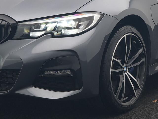 BMW 3-SERIE Touring 330e xDrive M Sport Plug In Hybrid 293pk Dealer O.H. PHEV | Trekhaak Af Fabriek | Panodak | Harman & Kardon | Adaptief Onderstel | Camera | Alcantara Sportstoelen Verwarmd | Sfeerverlichting | Apple Carplay | Stuur Verwarmd | Navigatie | DAB |