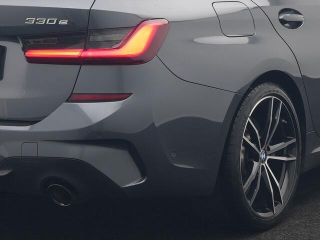 BMW 3-SERIE Touring 330e xDrive M Sport Plug In Hybrid 293pk Dealer O.H. PHEV | Trekhaak Af Fabriek | Panodak | Harman & Kardon | Adaptief Onderstel | Camera | Alcantara Sportstoelen Verwarmd | Sfeerverlichting | Apple Carplay | Stuur Verwarmd | Navigatie | DAB |