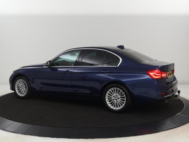 BMW 3-SERIE 318i Luxury Edition | Leder | Stoelverwarming | Navigatie | Trekhaak | Full LED | Climate control | PDC | Cruise control