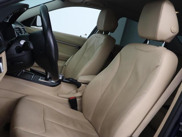 BMW 3-SERIE 318i Luxury Edition | Leder | Stoelverwarming | Navigatie | Trekhaak | Full LED | Climate control | PDC | Cruise control