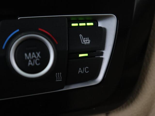 BMW 3-SERIE 318i Luxury Edition | Leder | Stoelverwarming | Navigatie | Trekhaak | Full LED | Climate control | PDC | Cruise control