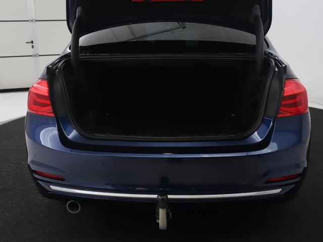 BMW 3-SERIE 318i Luxury Edition | Leder | Stoelverwarming | Navigatie | Trekhaak | Full LED | Climate control | PDC | Cruise control