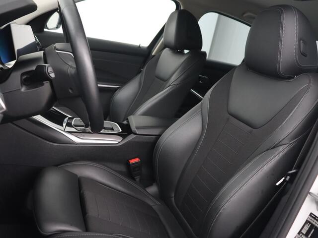 BMW 3-SERIE 318i Sport Line | Carplay | Camera | Sportstoelen | Sfeerverlichting | Live Cockpit | Navigatie | Full LED | Half leder | Park Assist | Climate control | DAB | Cruise control | Bluetooth