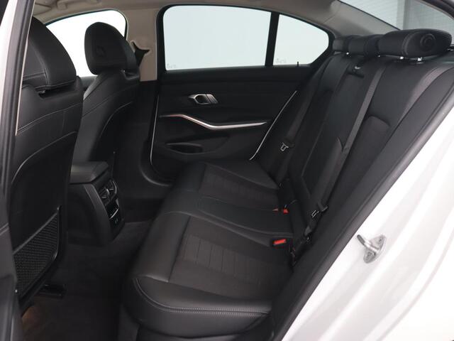 BMW 3-SERIE 318i Sport Line | Carplay | Camera | Sportstoelen | Sfeerverlichting | Live Cockpit | Navigatie | Full LED | Half leder | Park Assist | Climate control | DAB | Cruise control | Bluetooth