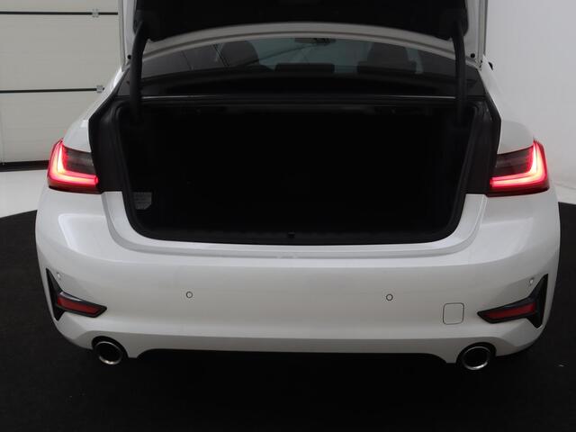 BMW 3-SERIE 318i Sport Line | Carplay | Camera | Sportstoelen | Sfeerverlichting | Live Cockpit | Navigatie | Full LED | Half leder | Park Assist | Climate control | DAB | Cruise control | Bluetooth