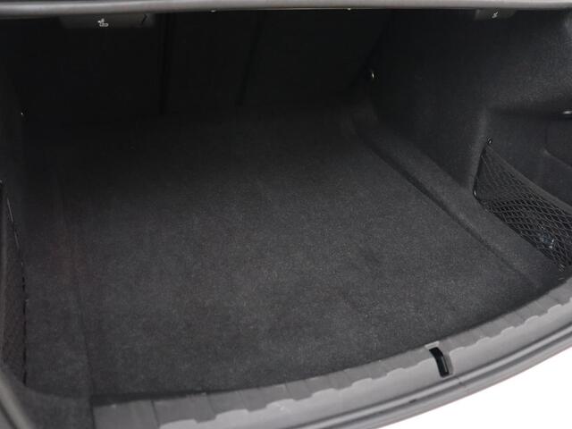 BMW 3-SERIE 318i Sport Line | Carplay | Camera | Sportstoelen | Sfeerverlichting | Live Cockpit | Navigatie | Full LED | Half leder | Park Assist | Climate control | DAB | Cruise control | Bluetooth