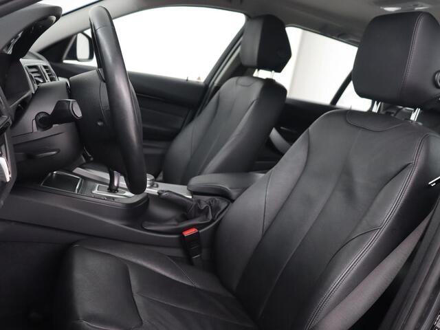 BMW 3-SERIE 318i Luxury Edition | Leder | Stoelverwarming | Full LED | Navigatie | Parkeerhulp | Climate control | Bluetooth | Cruise control