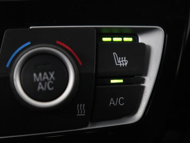 BMW 3-SERIE 318i Luxury Edition | Leder | Stoelverwarming | Full LED | Navigatie | Parkeerhulp | Climate control | Bluetooth | Cruise control