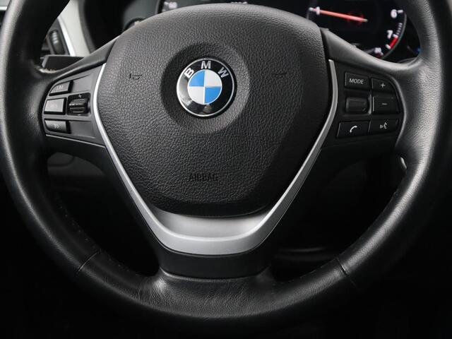 BMW 3-SERIE 318i Luxury Edition | Leder | Stoelverwarming | Full LED | Navigatie | Parkeerhulp | Climate control | Bluetooth | Cruise control