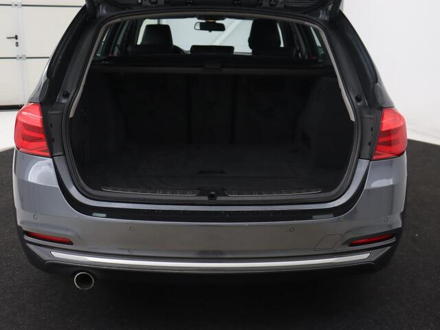 BMW 3-SERIE 318i Luxury Edition | Leder | Stoelverwarming | Full LED | Navigatie | Parkeerhulp | Climate control | Bluetooth | Cruise control