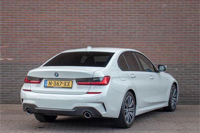 BMW 3-SERIE 318i M Sport, Stoelverwarming, Carplay, Alcantara, Sfeerverlichting, DAB+, PDC, Navigatie, Sportstoelen.