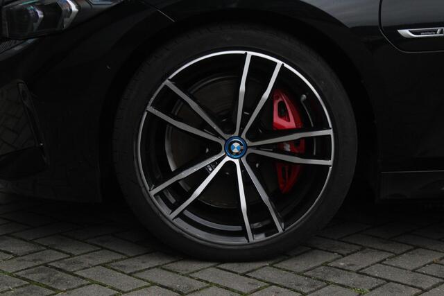 BMW 3-SERIE Touring 320e M-sport | HUD | 19 Inch | Pro Pakket | BLIS | Keyless | Koplampen Adaptief