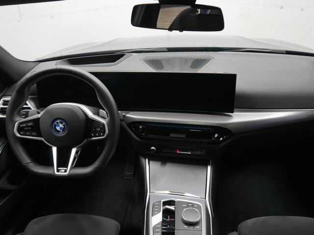 BMW 3-SERIE Touring 330e M-Sport | Panorama | Trekhaak | Stoel/Stuurverwarming+Memory