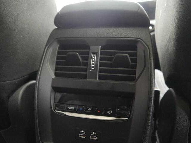 BMW 3-SERIE Touring 330e M-Sport | Panorama | Trekhaak | Stoel/Stuurverwarming+Memory