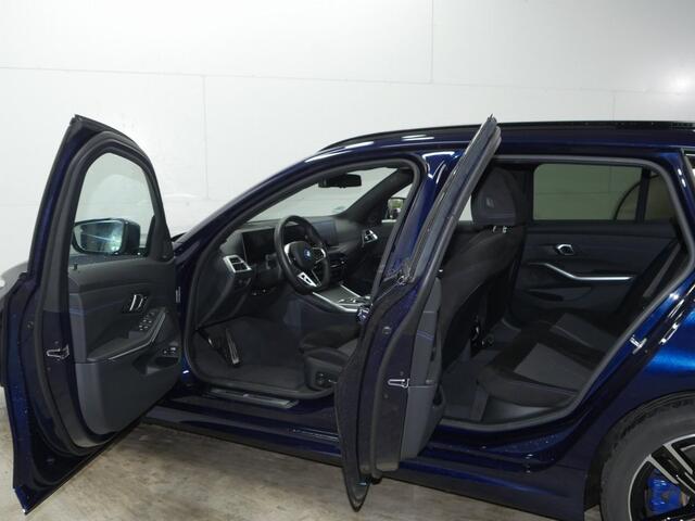 BMW 3-SERIE Touring 330e M-Sport | Panorama | Trekhaak | Stoel/Stuurverwarming+Memory