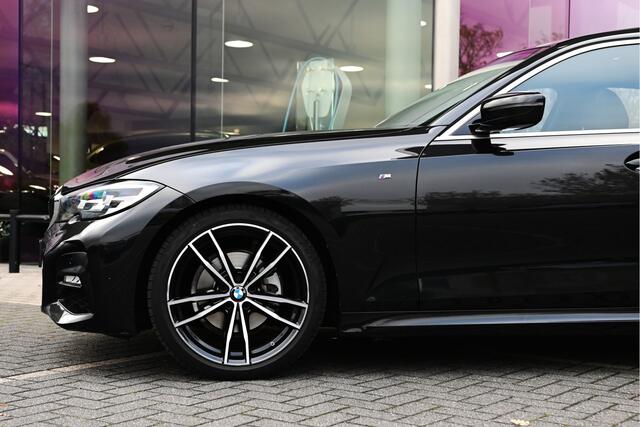 BMW 3-SERIE 320i Executive M Sport Automaat / Schuif-kanteldak / Sportstoelen / Head-Up / Comfort Access / M Sportonderstel / Live Cockpit Professional