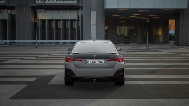 BMW 4-SERIE Gran Coupé M440i xDrive High Executive Automaat / Schuif-kanteldak / Trekhaak / Adaptieve LED / M Adaptief onderstel / Parking Assistant Plus / Comfort Access