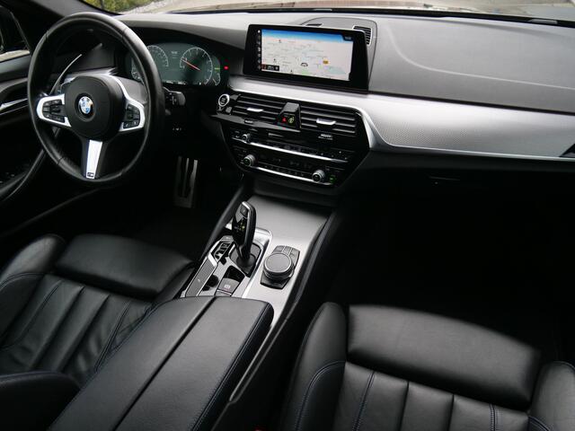 BMW 5-SERIE Touring 530i 252pk High Executive M-Sport Automaat Navigatie / LED / Privacy glas / Camera