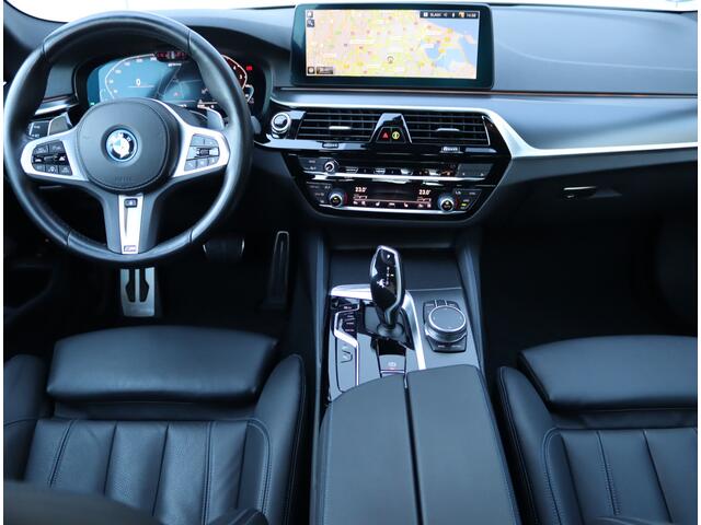 BMW 5-SERIE 545e xDrive | H&K | Head-up | Parkeercamera | M-sport | Leder