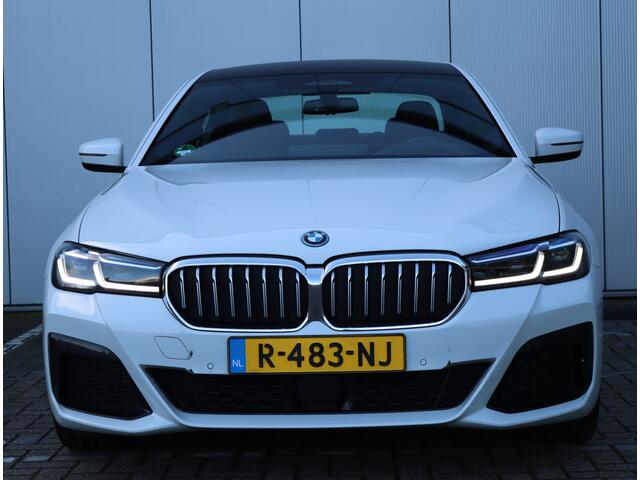 BMW 5-SERIE 545e xDrive | H&K | Head-up | Parkeercamera | M-sport | Leder