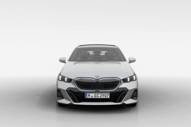 BMW 5-SERIE Touring 520i | M Sport Pro | Innovation Pack | Travel Pack | Glazen Panoramadak