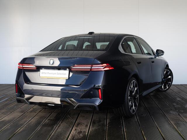BMW 5-SERIE Sedan 520i | M Sportpakket | Innovation Pack | Travel Pack | Comfort Pack - Hi Five