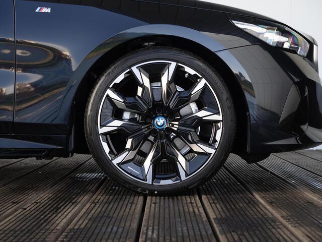 BMW 5-SERIE Sedan 520i | M Sportpakket | Innovation Pack | Travel Pack | Comfort Pack - Hi Five