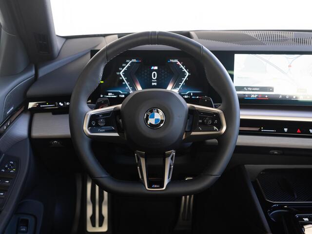 BMW 5-SERIE Sedan 520i | M Sportpakket | Innovation Pack | Travel Pack | Comfort Pack - Hi Five