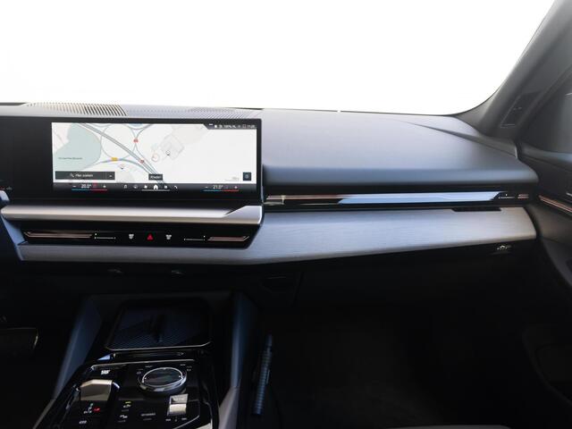 BMW 5-SERIE Sedan 520i | M Sportpakket | Innovation Pack | Travel Pack | Comfort Pack - Hi Five