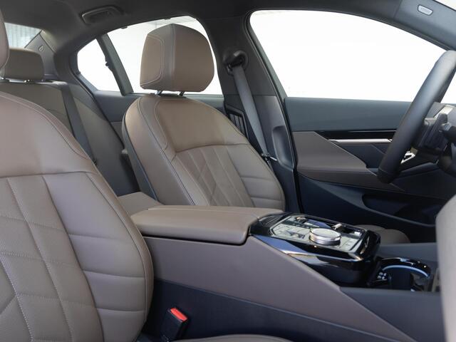 BMW 5-SERIE Sedan 520i | M Sportpakket | Innovation Pack | Travel Pack | Comfort Pack - Hi Five