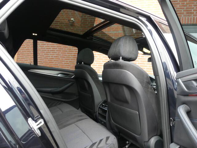 BMW 5-SERIE Touring 530i M-Sport / Carbon zwart / Dealer onderhouden