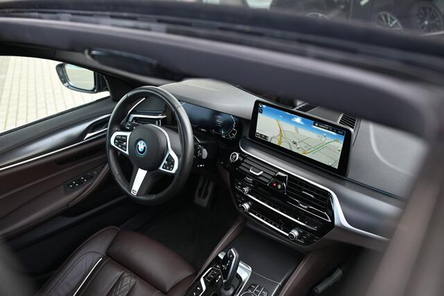 BMW 5-SERIE Touring 530e High Executive M Sport Automaat / Panoramadak / Trekhaak / Stoelverwarming / Active Cruise Control / Live Cockpit Professional / Parking Assistant