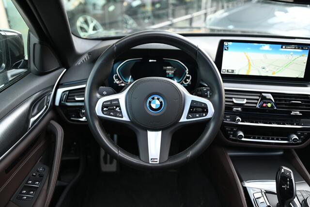 BMW 5-SERIE Touring 530e High Executive M Sport Automaat / Panoramadak / Trekhaak / Stoelverwarming / Active Cruise Control / Live Cockpit Professional / Parking Assistant