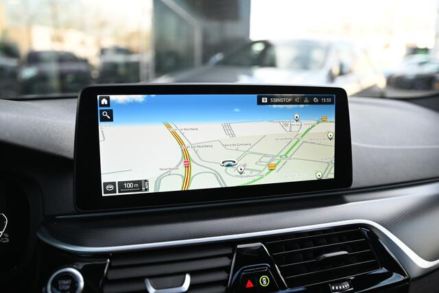 BMW 5-SERIE Touring 530e High Executive M Sport Automaat / Panoramadak / Trekhaak / Stoelverwarming / Active Cruise Control / Live Cockpit Professional / Parking Assistant