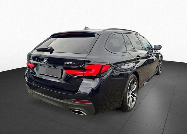 BMW 5-SERIE Touring 530d M Sport 286 PK Head Up Trekhaak LED Laser Sportstoelen 18 Inch Sensatec Leder