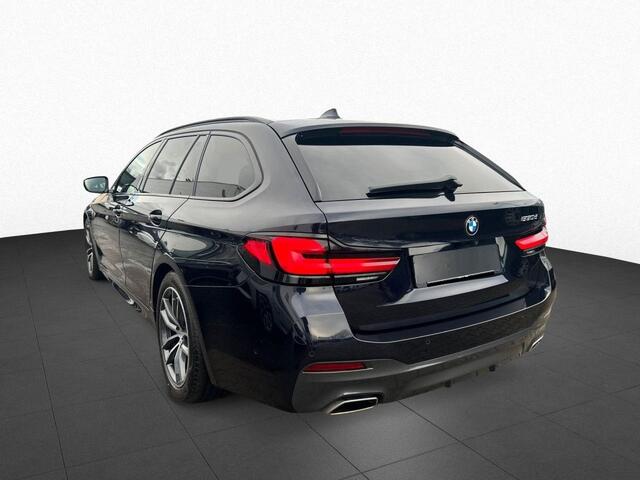 BMW 5-SERIE Touring 530d M Sport 286 PK Head Up Trekhaak LED Laser Sportstoelen 18 Inch Sensatec Leder