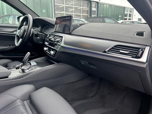 BMW 5-SERIE Touring 530d M Sport 286 PK Head Up Trekhaak LED Laser Sportstoelen 18 Inch Sensatec Leder