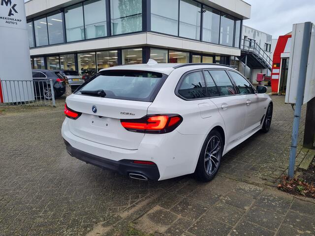 BMW 5-SERIE Touring 530e High Executive M Sport 18"/Panoramadak/Laser LED/Adaptief onderstel/Head-up/Keyless/Stoelverwarming/Adaptieve cruise/Dodehoek/Camera/Apple Carplay & Android Auto/HiFi